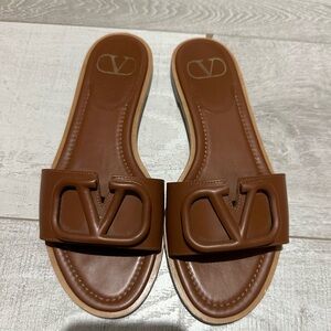 Valentino Garavani V Logo Slides